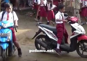 Siswa SD Naik Motor Sendiri Ke Sekolah